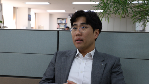 김태은 여수상공회의소 조사차장이 여수석유화학업계의 어려움과 코로나19 피해에 대해 설명하고 있다.