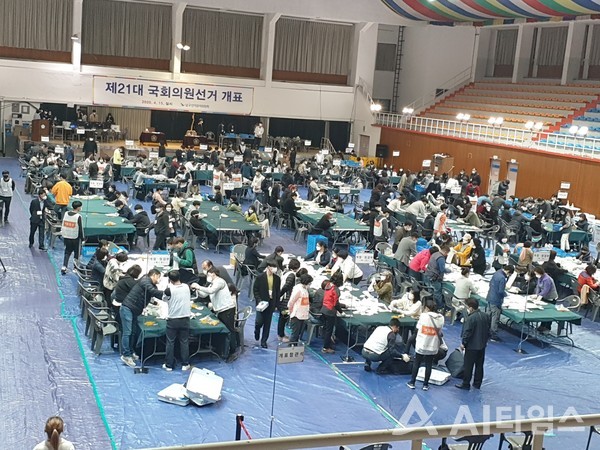 제21대 국회의원 선거일인 15일 오후 광주 남구 개표소인 광주대학교 체육관에서선거 관계자들이 개표를 하고 있다.