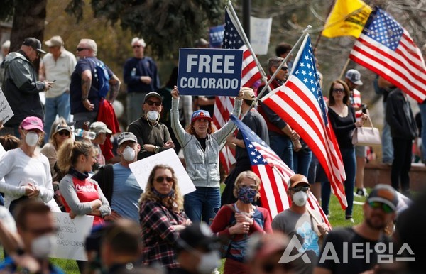 지난 19일 미 콜로라도주에서 벌어진 '자가격리 반대시위' 현장. (사진=Shutterstock).
