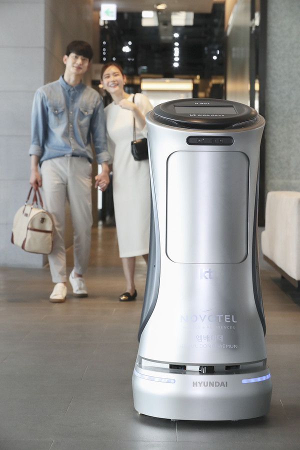 모델들이 2세대 기가지니 호텔로봇 ‘엔봇(N bot)’을 소개하고 있다.