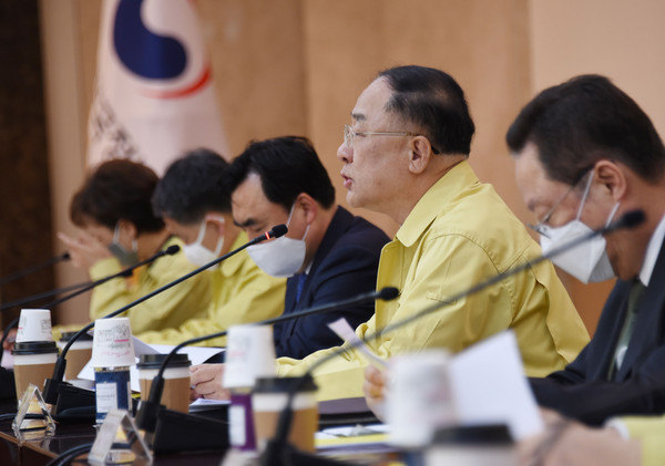 29일 '제1차 비상경제 중앙대책본부 회의'에 참석한 홍남기 부총리 겸 기재부 장관