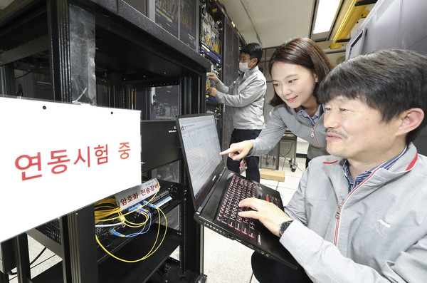 KT 연구원이 국내에서 개발한 양자 암호 통신 기술이 적용된 5G 네트워크를 확인하고 있다