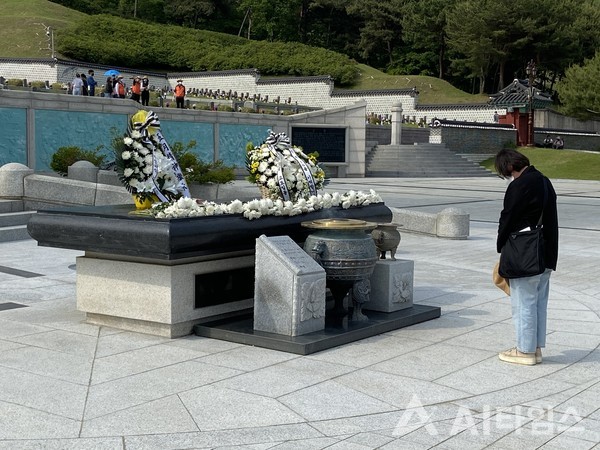 분향대 앞에서 묵념하는 시민. (사진=AI타임스).