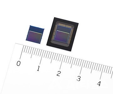 '인텔리전트 비전 센서'가 탑재된 IMX500(좌)과 IMX501(우) 칩. (사진=SONY).