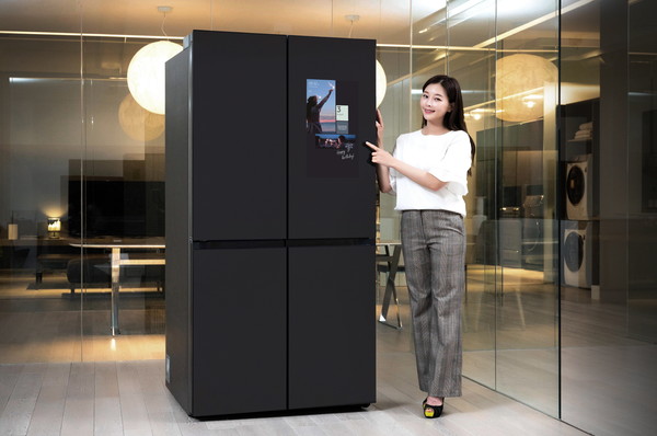 삼성전자 모델이 수원 삼성전자 디지털시티 프리미엄하우스에서  패밀리허브가 적용된 비스포크 냉장고 신제품을 소개하고 있다