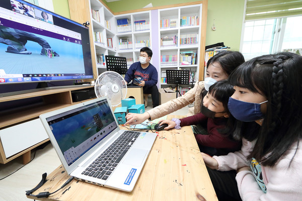 일 서대전 지역아동센터 아이들이 KT 화상 회의 시스템을 통해 KT IT서포터즈가 진행하는 ‘VR 콘텐츠 제작하기’ 체험형 수업에 참여하고 있다
