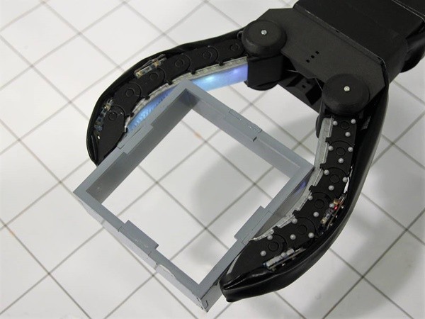 이 로봇 손(그리퍼)은 부드럽고 유연한 재료로 만들어져 깨지기 쉬운 유리를 놓치지 않고 잡을 수 있다. (사진=MIT CASIL)