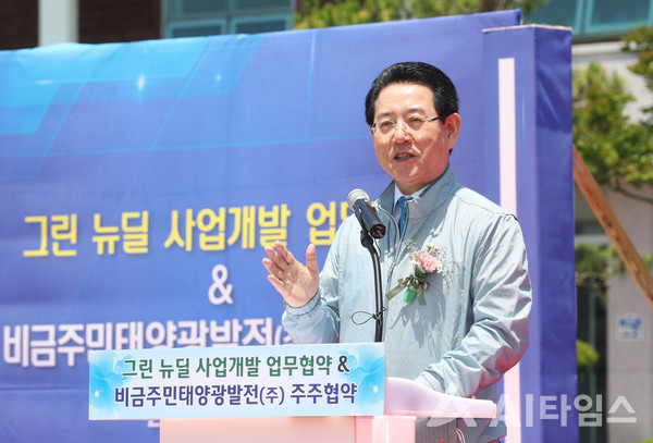 김영록 전남도지사가 26일 열린 신안비금도 태양광발전산업 업무협약식에서 축사를 하고 있다. (사진=전남도 제공).