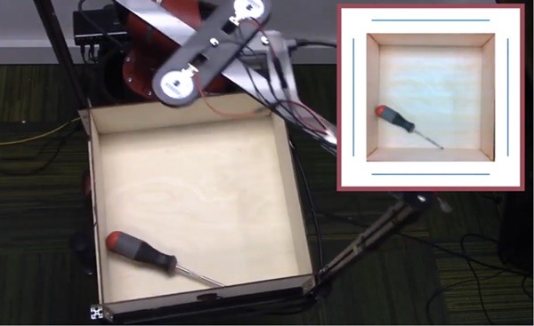 카네기멜론대 연구진이 틸트봇을 이용해 사각통 안에 있는 스크루 드라이버를 흔들면서 소리로 위치를 파악하는 실험을 하고 있다. 사진=카네기 멜론대 유튜브
