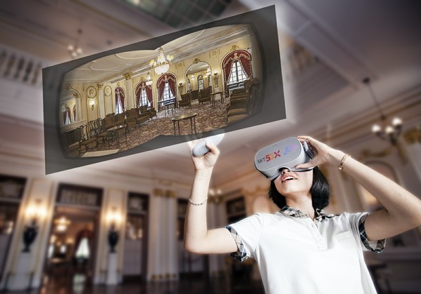SK텔레콤 청소년 홍보모델이 VR 기기를 착용하고 점프 VR 앱에서 덕수궁 석조전 접견실 내부를 360도 VR 영상으로 관람하고 있다. 덕수궁 VR 영상은 덕수궁 담당 주무관의 해설을 들으며 360도로 문화재를 둘러볼 수 있어 현장 관람 못지않은 경험을 제공한다.