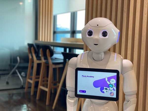 아카AI가 로봇을 통해 효과적인 영어 학습 및 학생 관리를 할 수 있는 ‘뮤즈 아카데미 모드’의 페퍼 버전을 출시했다