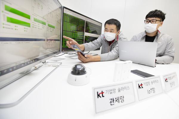 KT 연구원들이 5G 기업 망 슬라이스 기술이 적용된 단말을 테스트하고 있다. (사진=KT)