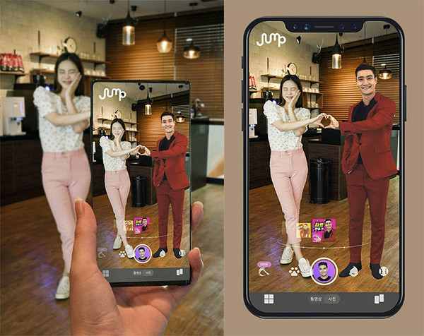 SK텔레콤 홍보모델이 점프 AR 앱에서 K팝 그룹 슈퍼주니어 멤버 최시원씨 이미지를 소환해 함께 셀카를 찍고 있다
