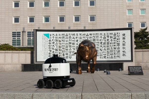 국대학교 서울캠퍼스에서 진행한 실외 자율주행 배달로봇 ‘딜리드라이브’ 테스트 (사진=SK텔레콤)