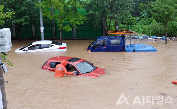 지난 7일 오후 광주지역에 폭우가 쏟아지면서 북구 문흥동의 한 도로가 침수돼 차량들이 물에 잠겨있다. (사진=광주 북구청 제공).