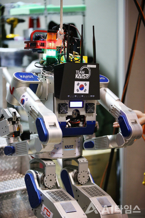 KAIST가 개발한 국내 최초 인간형 로봇 휴보. (사진=KAIST 제공).