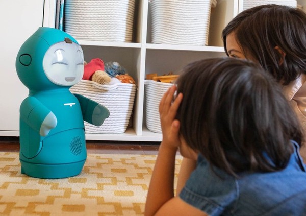 로봇 막시는 어린이들에게 착한 일 하기, 운동하기 등의 '1일 1미션'을 수행하게 한다. (사진=Micahel Wells).