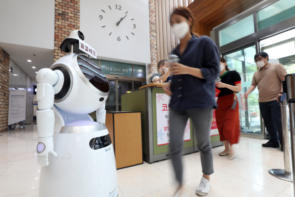 지난 6월 4일 오후 서울 서초구청 입구에서 AI 로봇이 코로나19 예방을 위해 청사 출입자들의 체온을 측정하고 있다. 사진은 기사내용과 무관함. (사진=뉴스1 제공).