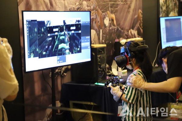 15일 서울 강남구 코엑스에서 열린 '2020 서울 가상증강현실 박람회'을 찾은 관람객들이 VR 활용 실감콘텐츠 게임을 체험하고 있다.