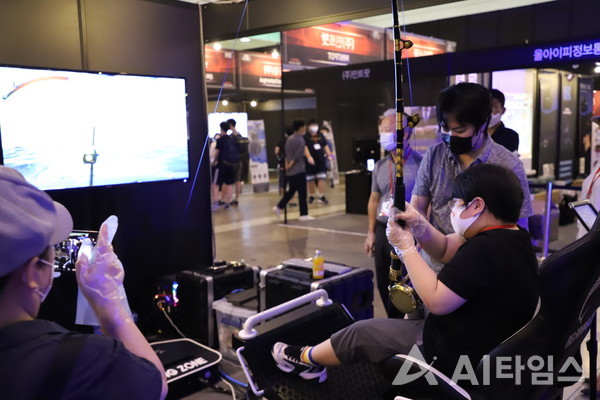 15일 서울 강남구 코엑스에서 열린 '2020 서울 가상증강현실 박람회'을 찾은 관람객이 VR 기반 낚시 게임 콘텐츠를 체험하고 있다.