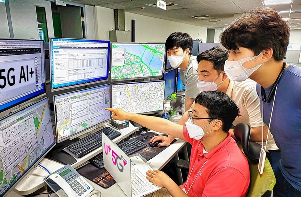 LG유플러스 네트워크(NW)부문 직원들이 네트워크설계분석지원시스템을 통해 서울 서부지역의 네트워크 품질정보를 확인하고 있는 모습.