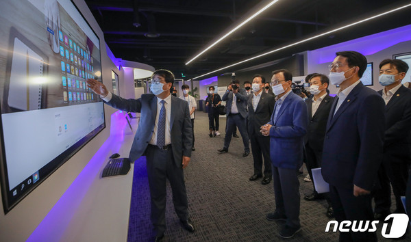 이해찬 더불어민주당 대표가 19일 오후 서울 중구 더존을지타워에서 열린 'K-뉴딜위원회 데이터댐 정책간담회'에 앞서 김용우 더존ICT 회장의 빅데이터 유통플랫폼 등에 대한 설명을 듣고 있다. (사진=News1 제공).