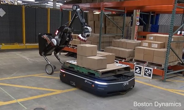 보스턴 다이내믹스의 핸들 로봇과 오토 모터스의 이동형 로봇이 창고 재고 이동을 위해 협업하는 모습. (사진=보스턴 다이내믹스 유튜브 갈무리)