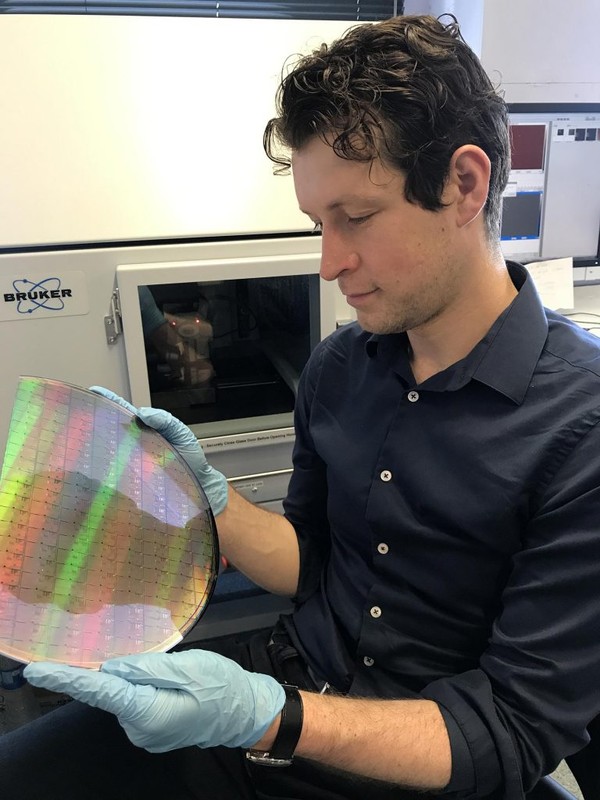 UCL 연구진을 이끈 애드넌 마호닉 전자엔지니어학 박사가 멤리스터가 배열된 실리콘기판 웨이퍼를 들고있다. (사진=UCL).