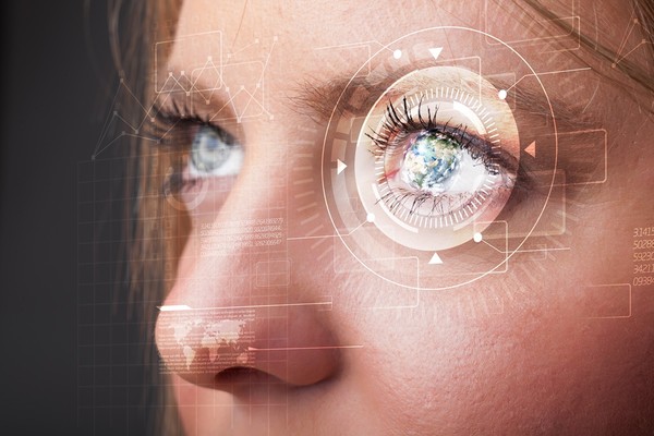 렌즈보다 얇은 컴퓨터를 사람의 눈에 삽입하려면 어떤 기술이 필요할까? (사진=셔터스톡)
