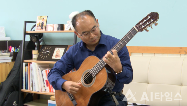 대학 때 취미로 클래식 기타 동아리에서 활동할 만큼 평소 음악에 관심이 많은 안창욱 교수가 기타를 연주하고 있다.