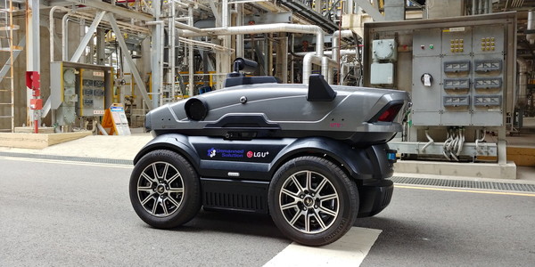 LG유플러스의 5G 자율주행로봇이 현대오일뱅크 충남 서산 공장을 순찰하고 있다.
