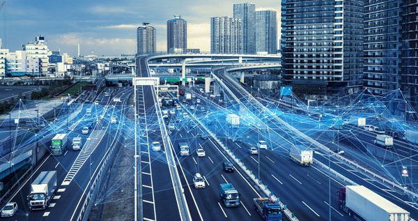 자율주행이 실현되기 위해서는 차량과 차량, 차량과 도로 시스템 사이의 안정적인 데이터 전송이 이뤄져야 한다.(사진=셔터스톡)