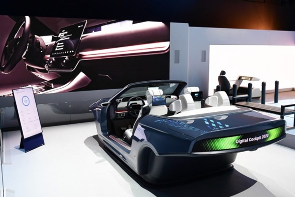 ▲삼성전자가 올해 1월 발표한 자동차 모형과 디지털 콕핏을 보여주는 화면. 사진=삼성전자