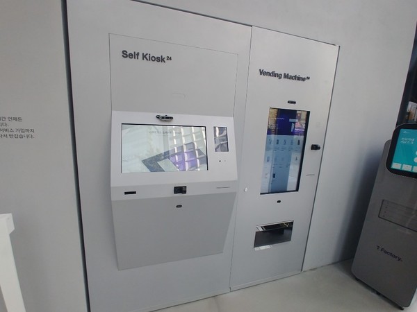 T팩토리가 선보인 ‘T팩토리 24’는 고객이 직원 응대 없이 24시간 입장부터 스마트폰 비교, AI기반 요금제 상담, 가입신청, 휴대폰 수령 등 개통에 필요한 모든 업무를 직접 진행할 수 있다.