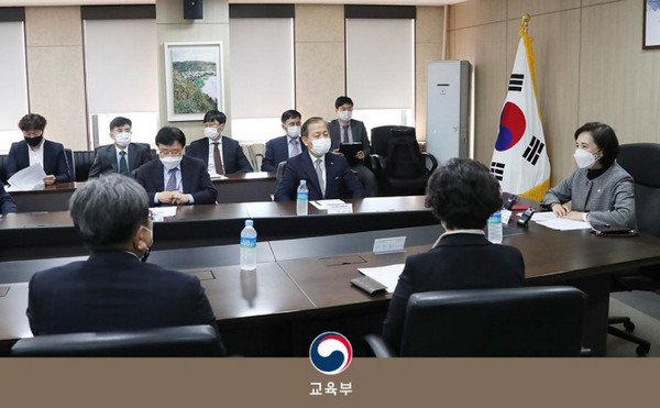 교육부가 28일 16시 롯데호텔 서울에서 교육부, 17개 시도교육청, 38개 교육대학원 간 AI 융합교육 연합체 구성을 위한 협약식ㆍ대담회를 열었다. [사진=교육부]