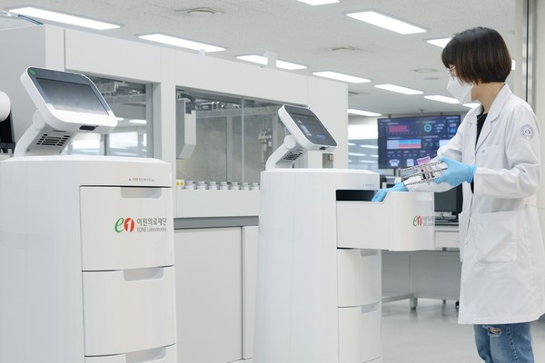 이원의료재단에서 사용되는 LG 클로이 서브봇 (사진=LG전자)