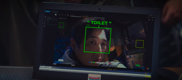 18일에 방영된 2화에서 아버지(남성환)의 얼굴을 ‘변기’로 잘못 인식하는 모습. 이에 대해 주인공은 ‘조명으로 인한 오인식 같다’고 급히 둘러댄다. (사진 = tvN 캡처).