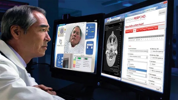 ▲원격의료 플랫폼은 새로운 것이 아니다. 그러나 코로나19 팬데믹은 그것들을 사용하는 방법과 할 수 있는 능력을 변화시키고 확장시켰다. 원격진료 툴을 이용해 환자와 자료를 보면서 진료하는 의사. 사진=인터치헬스 