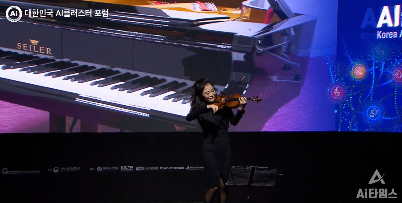 유명 바이올리니스트 박지혜씨가 인공지능이 즉석에서 작곡한 곡을 연주하고 있다. (사진=광주광역시 인터넷방송 헬로광주 유튜브 캡처).