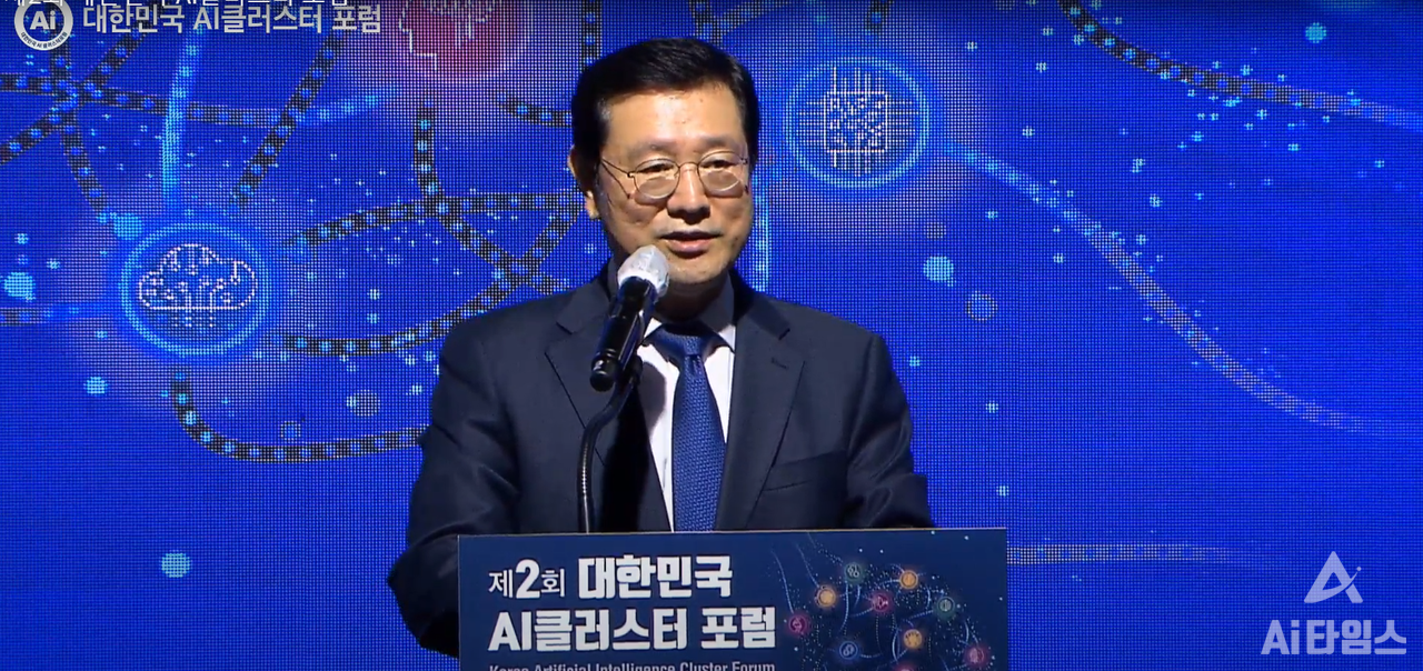 이용섭 광주광역시장은 'AI 중심도시 광주' 정책과 관련, 비전 소개 및 환영사를 하고 있다. (사진=광주광역시 인터넷방송 헬로광주 유튜브 캡처).