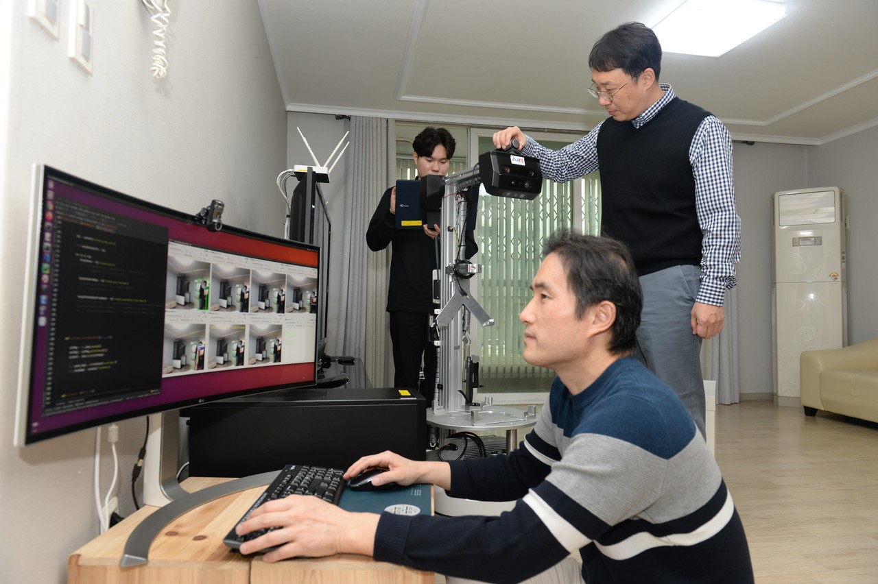 ETRI 연구진이 고령자에 특화된 휴먼케어 로봇데이터를 확보하고 점검하고 있다. (사진=ETRI) 