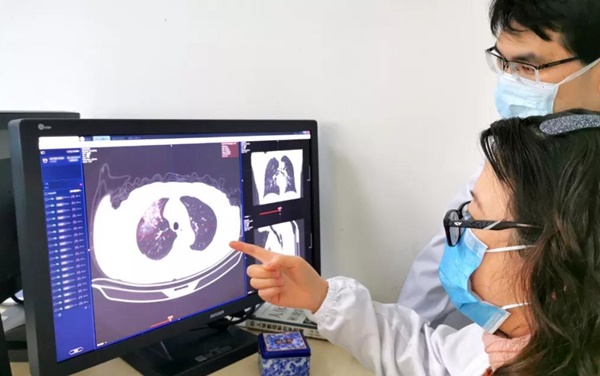 ▲센스케어 렁 프로 솔루션은 여러 개 애플리케이션으로 구성된 센스타임의 ‘센스케어 스마트헬스 플랫폼(Sense Care Smart Health Platform)’의 일부다. 센스타임 연구원들이 센스케어플랫폼으로 진단하는 모습을 보고 있다. 사진=센스타임 