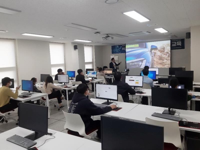 순천대학교 산학협력관 2층 ICT멀티학습실에서 VR·AR 및 3D모델링 교육이 진행되고 있다. (사진=순천대 제공).