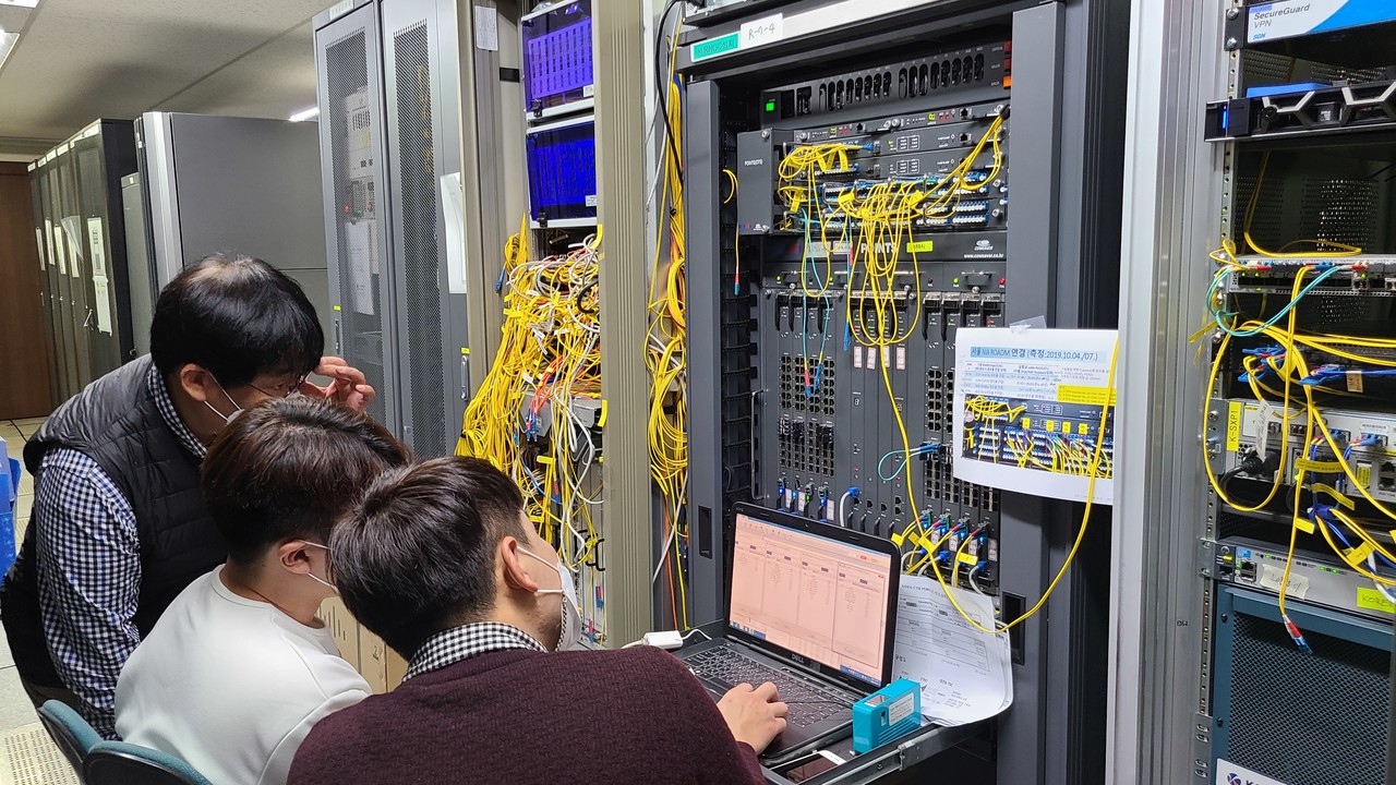 ETRI 연구진이 개발한 40기가급 시간확정형 네트워킹 기술을 KOREN에 적용하기 위해 점검하고 있는 모습