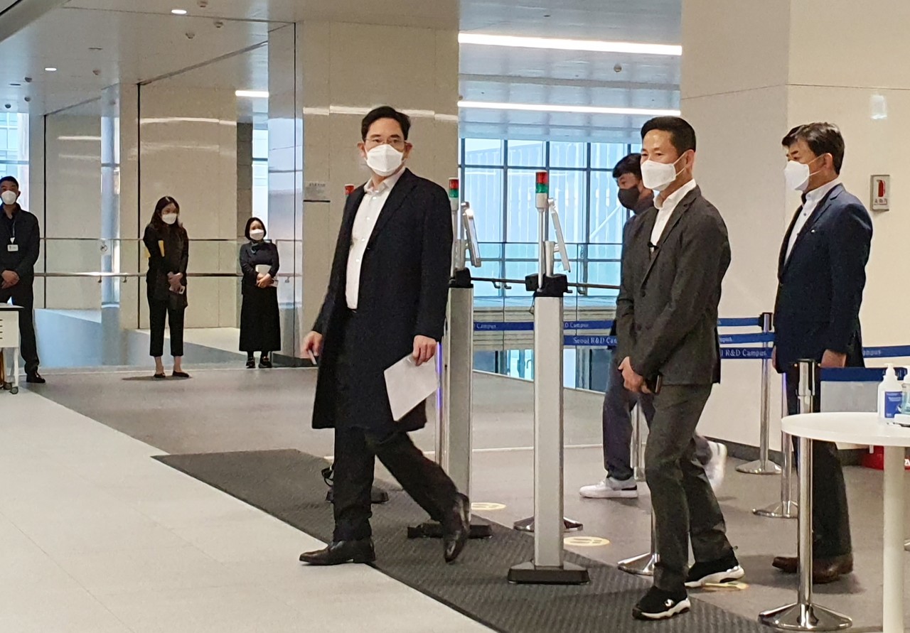 디자인 전략회의를 위해 서울R&D캠퍼스를 찾은 이재용 삼성전자 부회장(왼쪽에서 첫번째)
