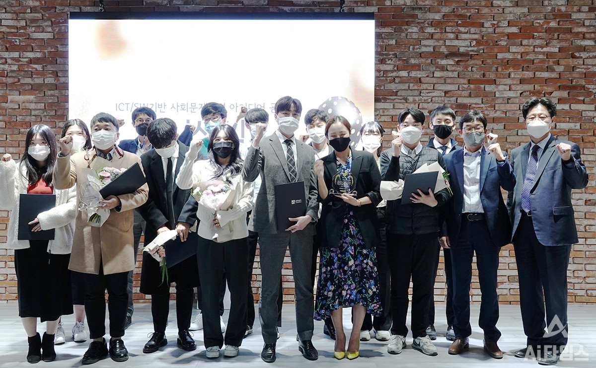 ICT‧SW 기반 전라남도 사회문제 해결 아이디어 공모전 시상식 사진. (사진=전남정보문화산업진흥원 제공).