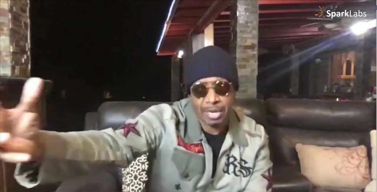 엠씨 해머가 버니 조 DFSB 콜렉티브 대표와 온라인 인터뷰를 하고 있다.  (사진=스파크랩 유튜브 채널 캡처)