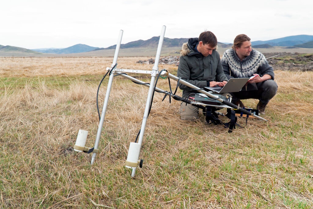 지난 2018년 시베리아 남부지역에서 스키타이 왕실 무덤을 조사 중인 지노 캐스퍼리 박사. (사진=Trevor Wallace). 