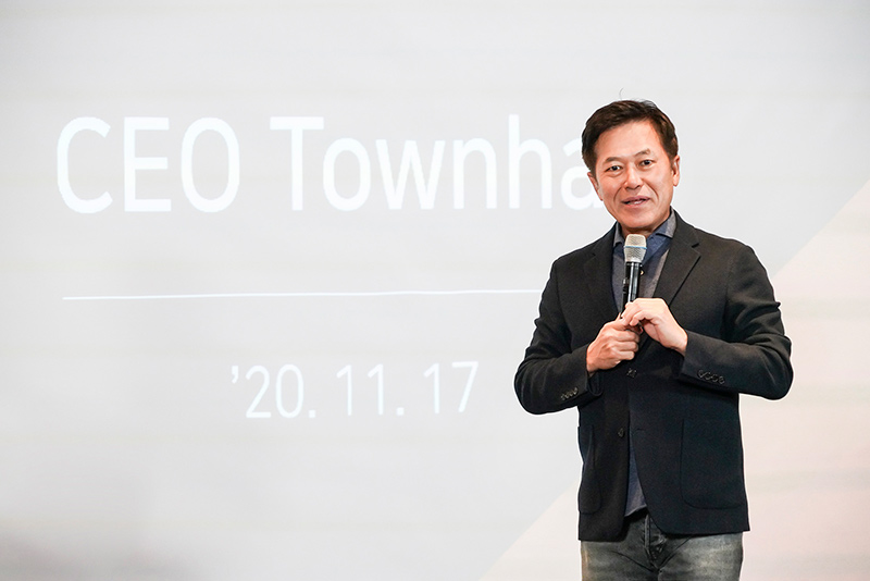 박정호 SKT 사장이 타운홀 미팅에서 발표하고 있다. (사진=SKT)