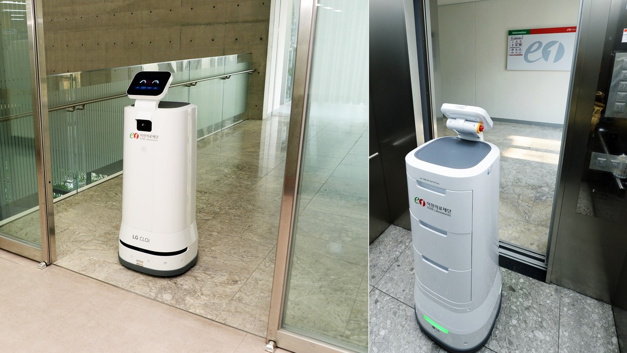 엘리베이터와 출입문을 오가는 클로이 서브봇 (원본=LG전자)